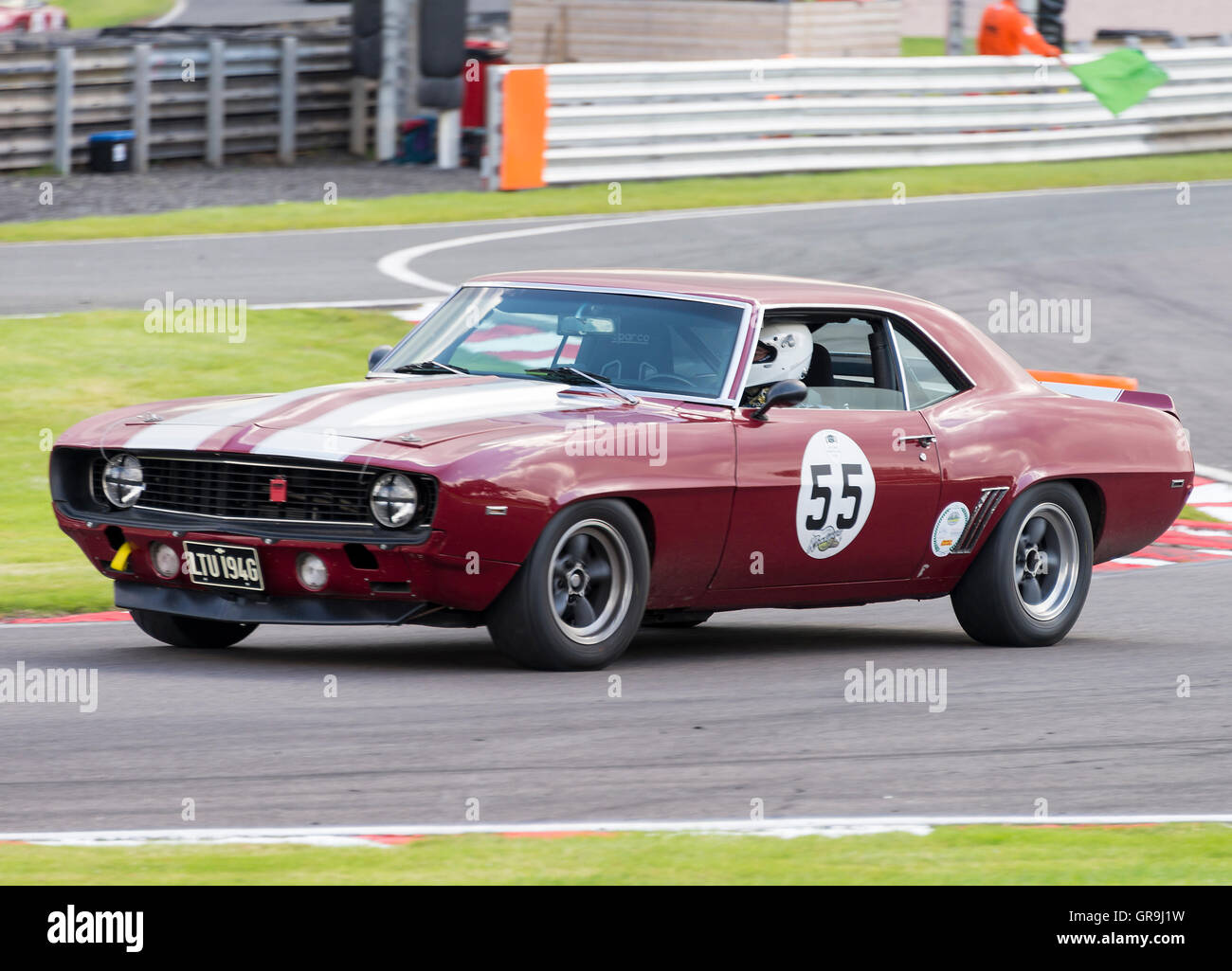 Una storica Chevrolet Camaro Racing a Oulton Park nella Gold Cup Meeting vicino Tarporley Cheshire Inghilterra Regno Unito Regno Unito Foto Stock