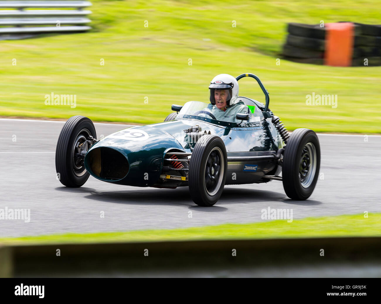 Una Moorland Mk1 Racing Car in una storica Formula Junior Race presso il circuito automobilistico di Oulton Park vicino a Tarporley Cheshire Inghilterra Regno Unito Foto Stock