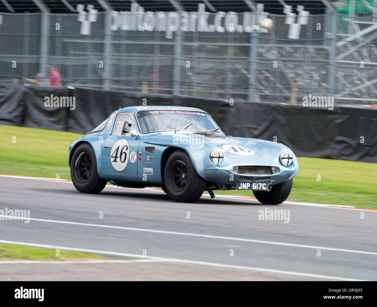 Una TVR Griffith Sports Car nel Guards Trophy Motor Race all'Oulton Park Motor Racing Circuit vicino a Tarporley Cheshire Inghilterra Regno Unito Foto Stock