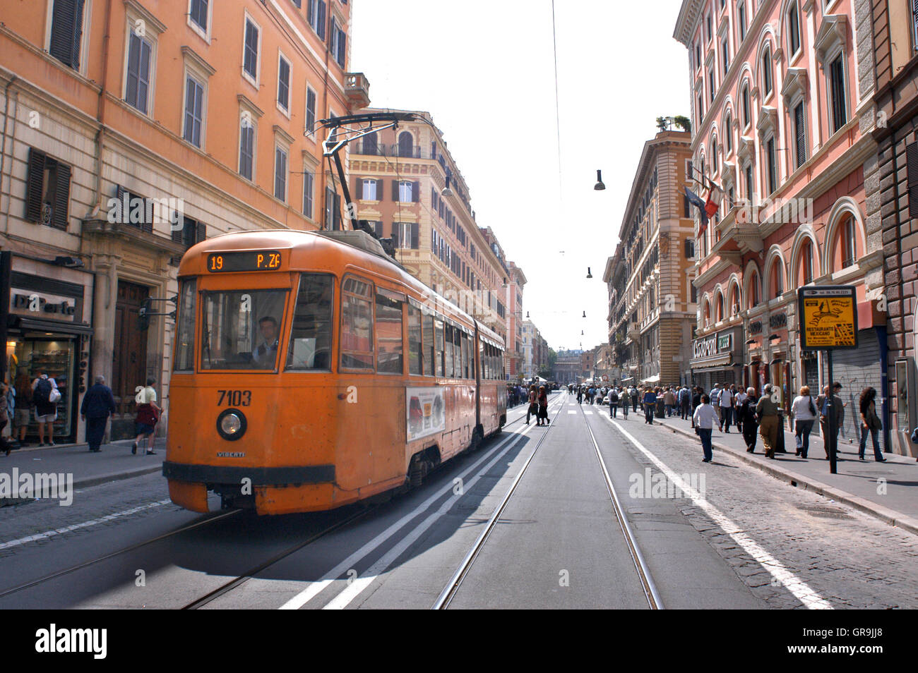 Un vecchio tram elettrico percorre le strade del Vaticano, Roma, Europa Foto Stock