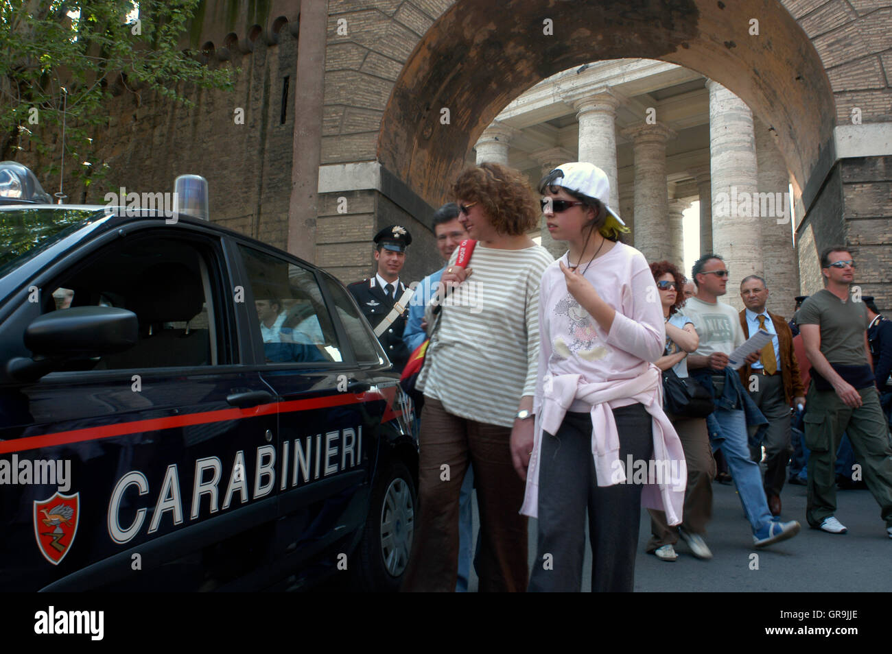 Carabinieri funzionario di polizia accanto al veicolo polizia auto nella Città del Vaticano, Roma, Italia Foto Stock