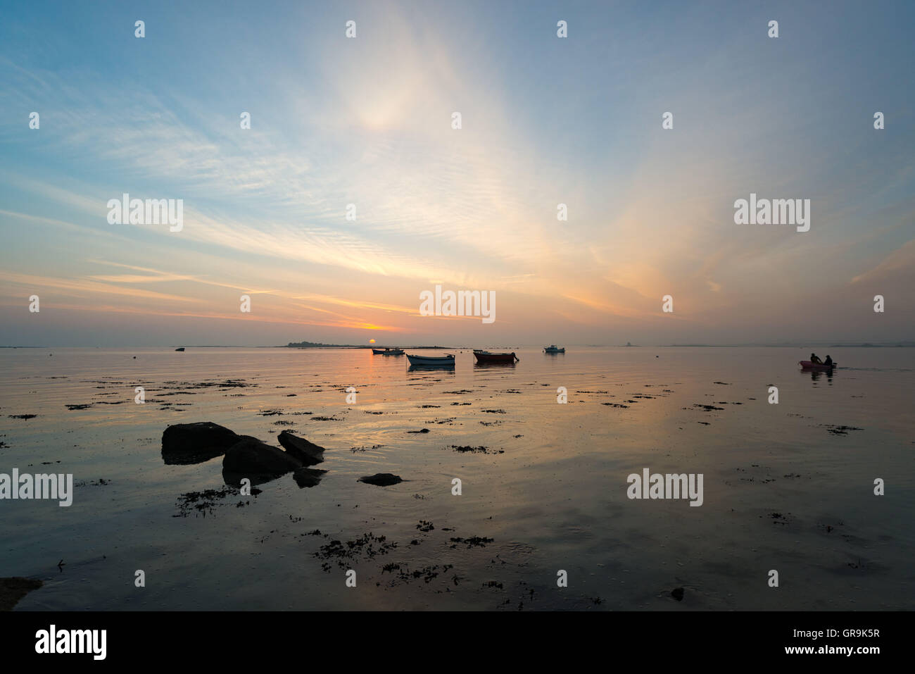 Due pescatori di Sunrise sul cammino verso la loro barca Foto Stock