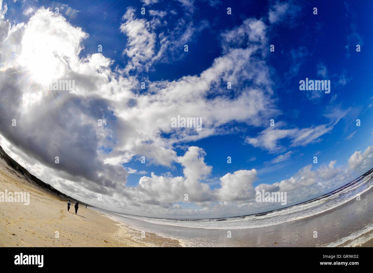 Passeggiata sulla Spiaggia del Mare del Nord Foto Stock