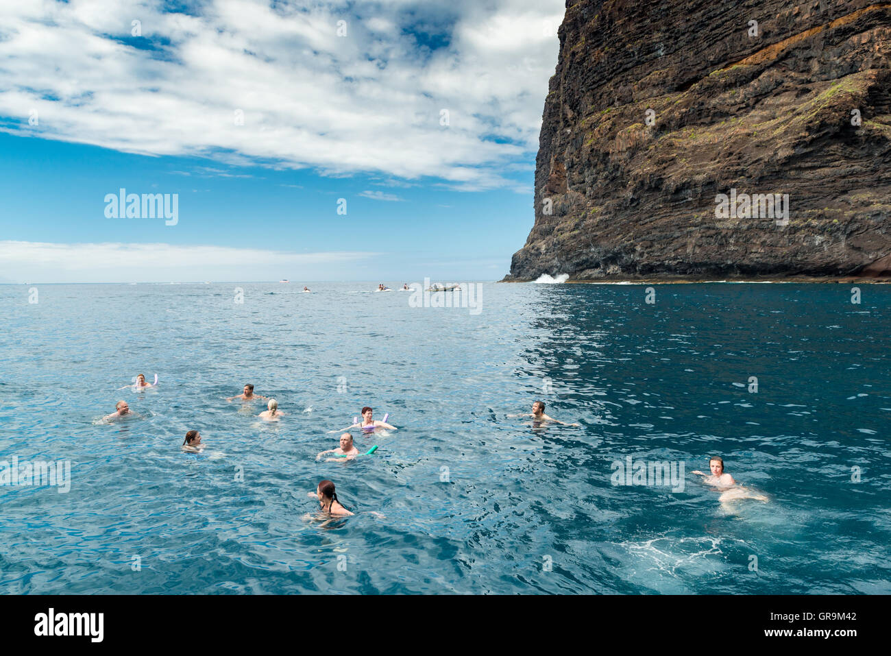 La balneazione in mare aperto Acantilados de Los Gigantes Tenerife Spagna Foto Stock