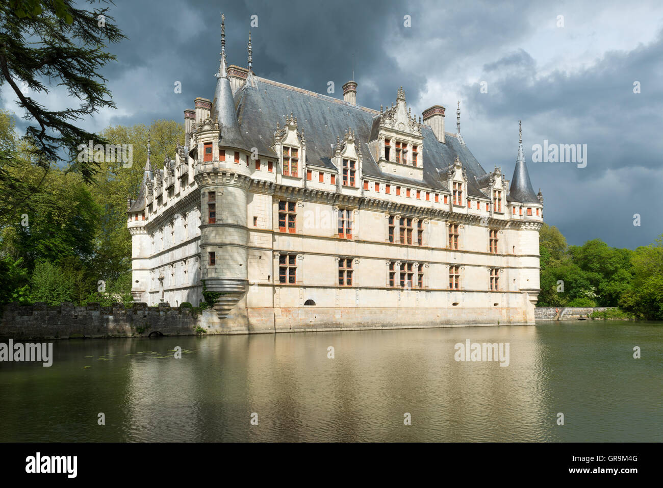 Il castello di Azay Le Rideau River Loire Francia Foto Stock