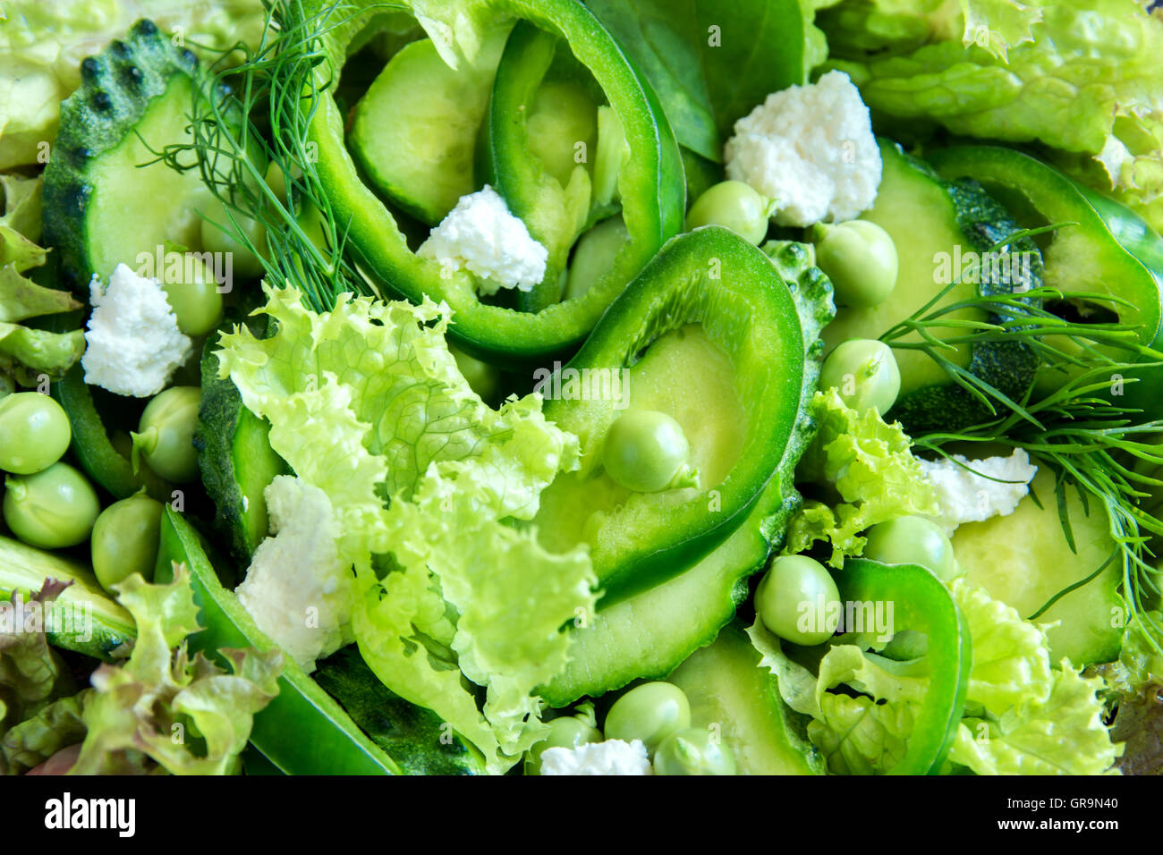 Organico verde mista insalata di verdure con formaggio feta close up Foto Stock