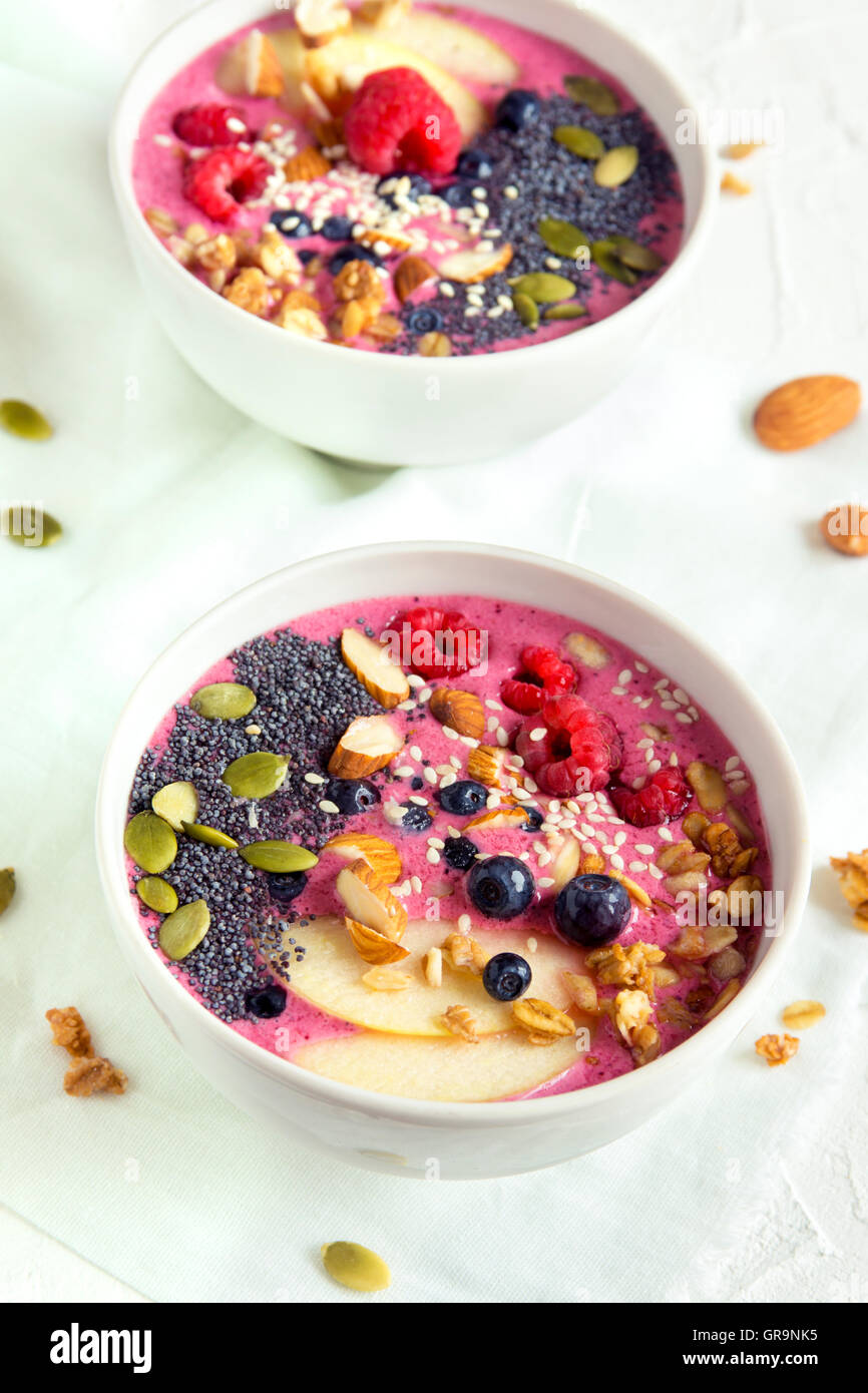 Ciotola frullato con frutti di bosco freschi, noci, semi e cereali fatti in casa per una sana prima colazione Foto Stock