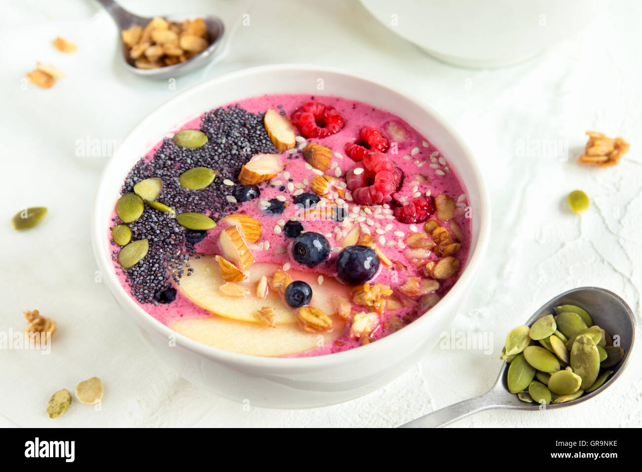 Ciotola frullato con frutti di bosco freschi, noci, semi e cereali fatti in casa per una sana prima colazione Foto Stock