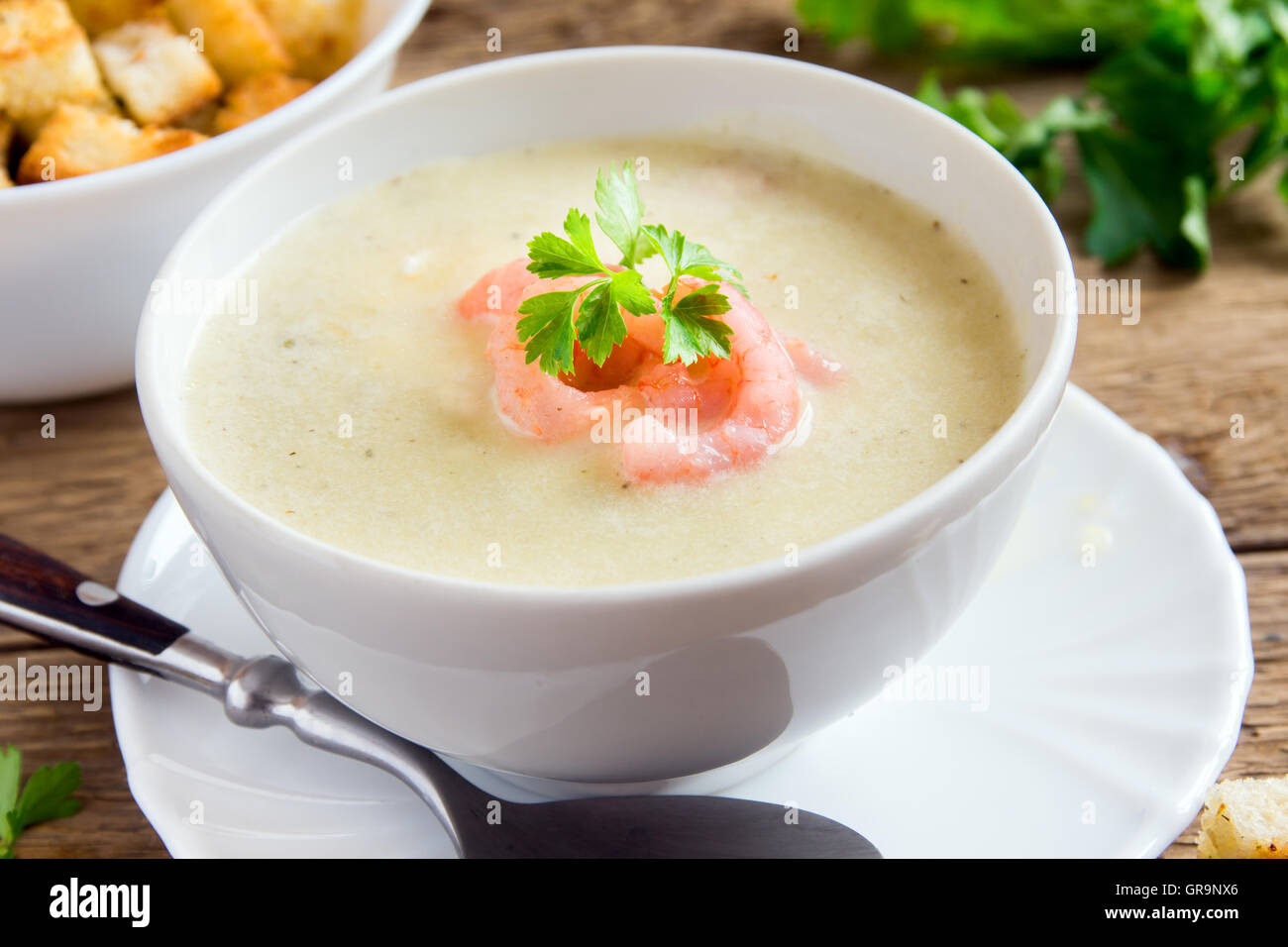 Crema di verdure Zuppa di gamberetti e crostini in bianco ciotola close up Foto Stock