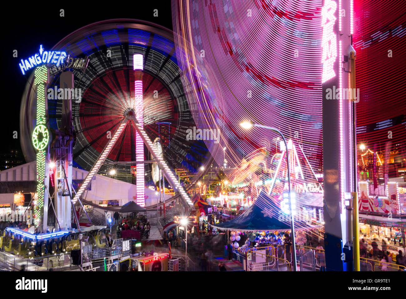 Parco dei divertimenti di giostre di notte tempo in movimento. Foto Stock