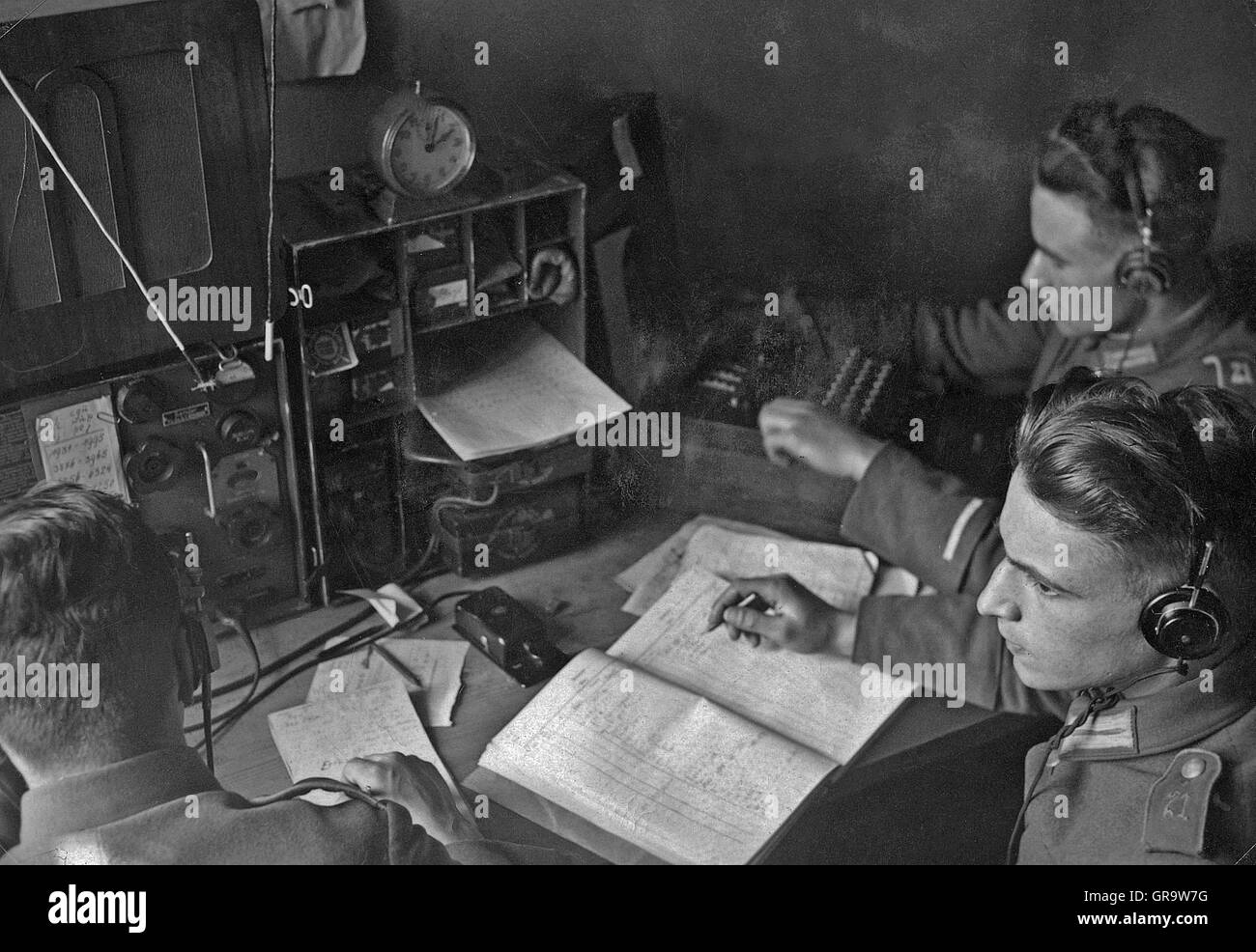 Soldati tedeschi nel 1935 su una radio Foto Stock