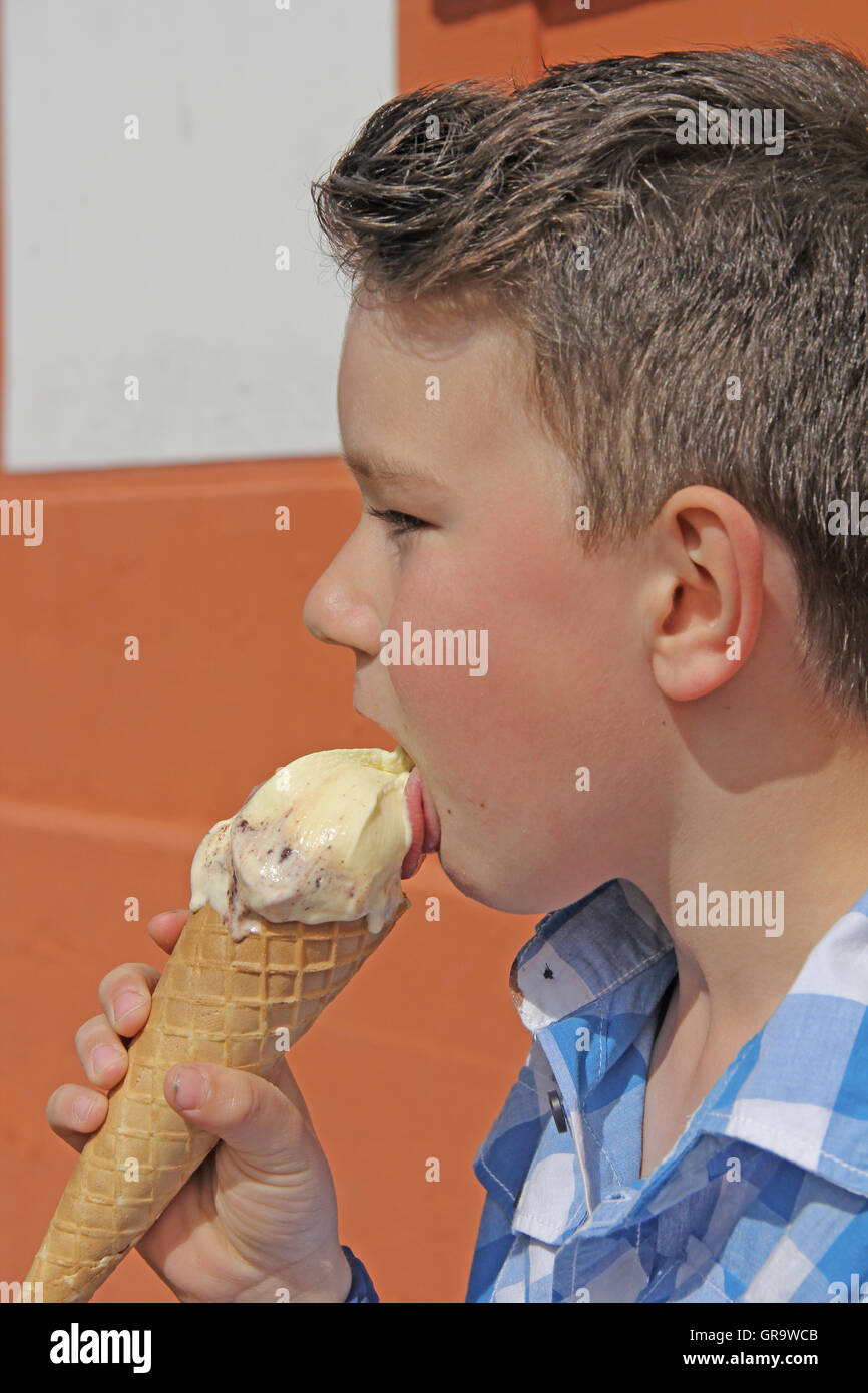 Ragazzo leccare il gelato Foto Stock