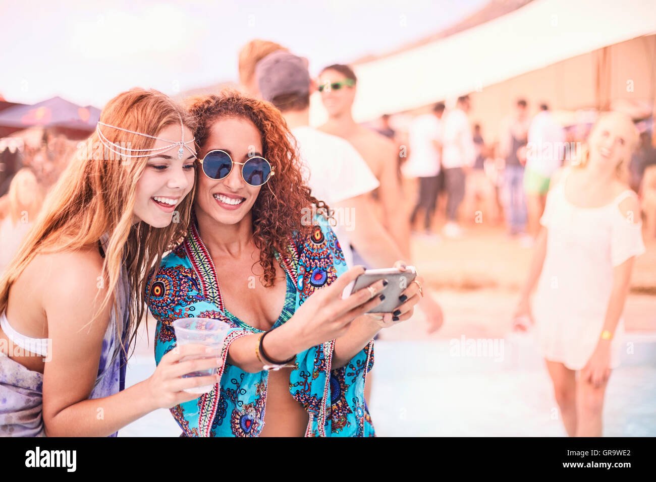 Giovani donne in posa per selfie presso il festival di musica Foto Stock
