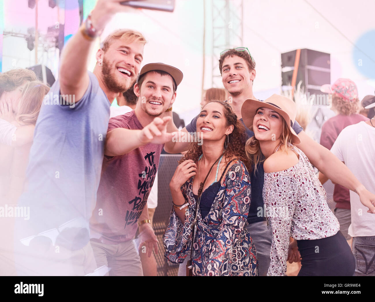 Giovani amici in posa per selfie presso il festival di musica Foto Stock