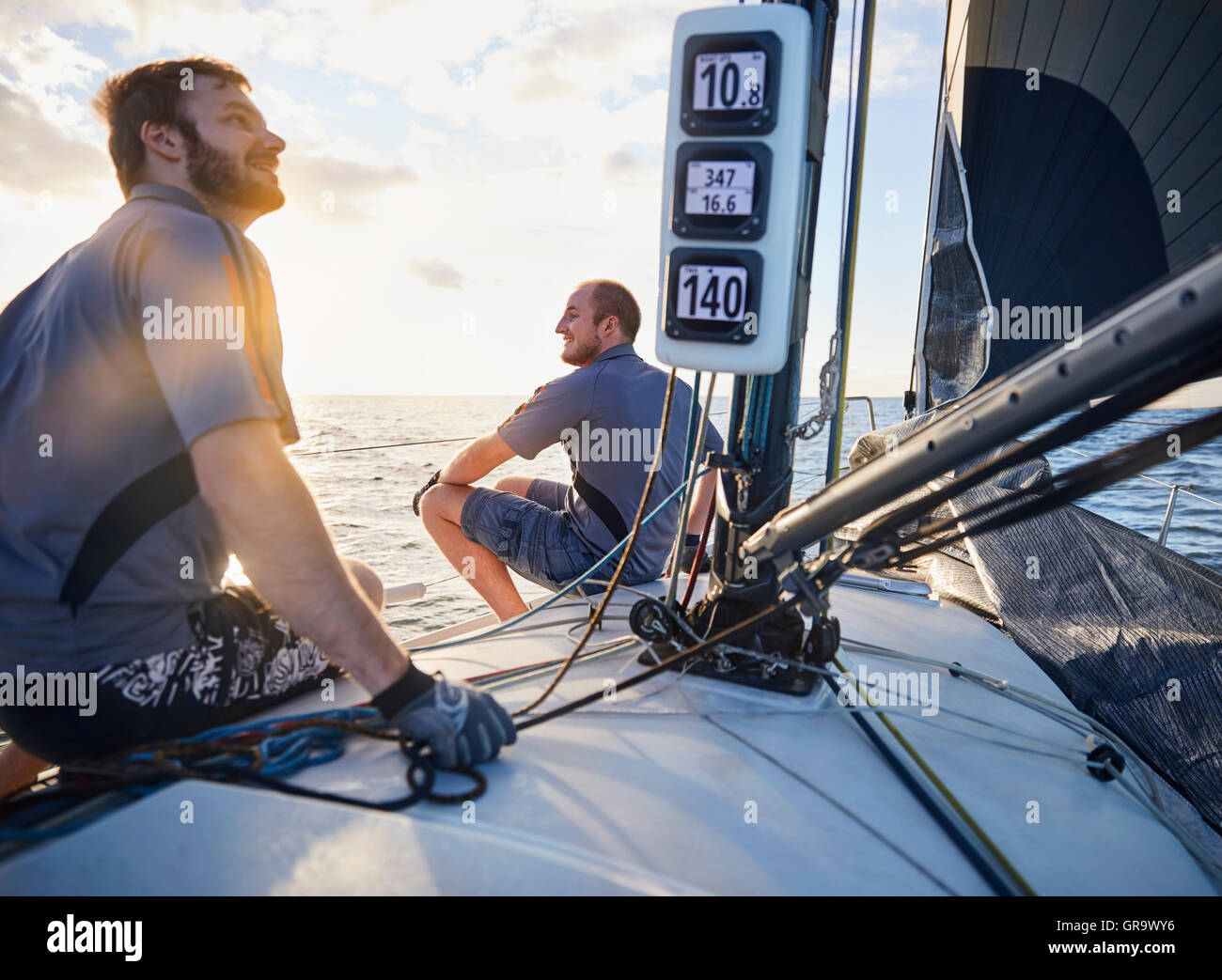 Gli uomini del vento di monitoraggio sulla barca a vela Foto Stock