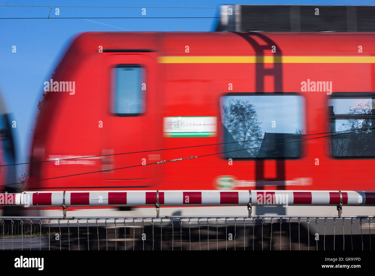 Attraversamento ferroviario con treno passare Foto Stock