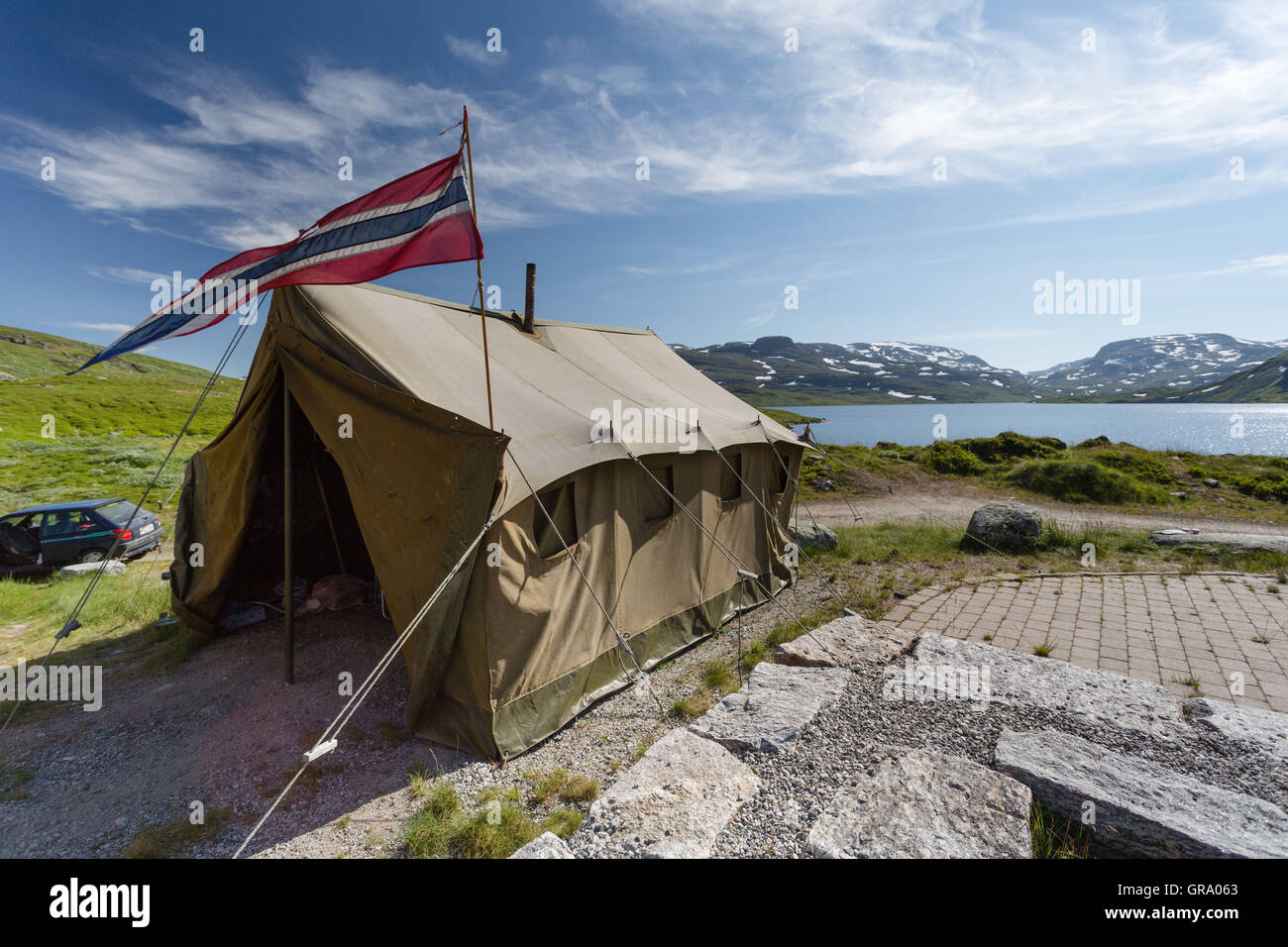 Vecchia tenda su un posto di parcheggio in Norvegia sul Hardangervidda Foto Stock