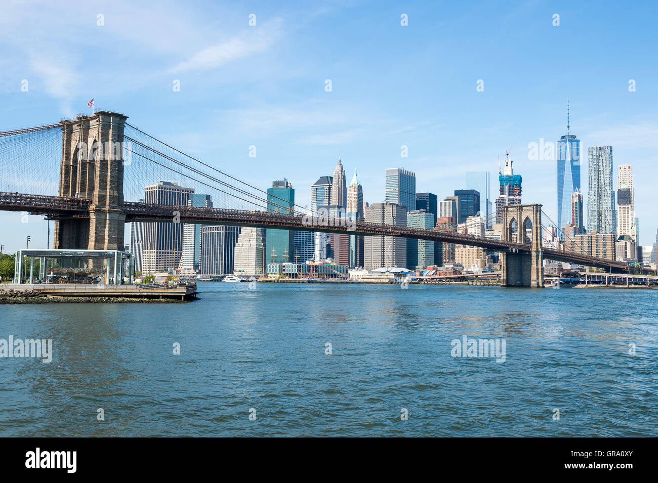 New York skyline della città vista del Ponte di Brooklyn e il centro di Manhattan sul luminoso pomeriggio estivo Foto Stock
