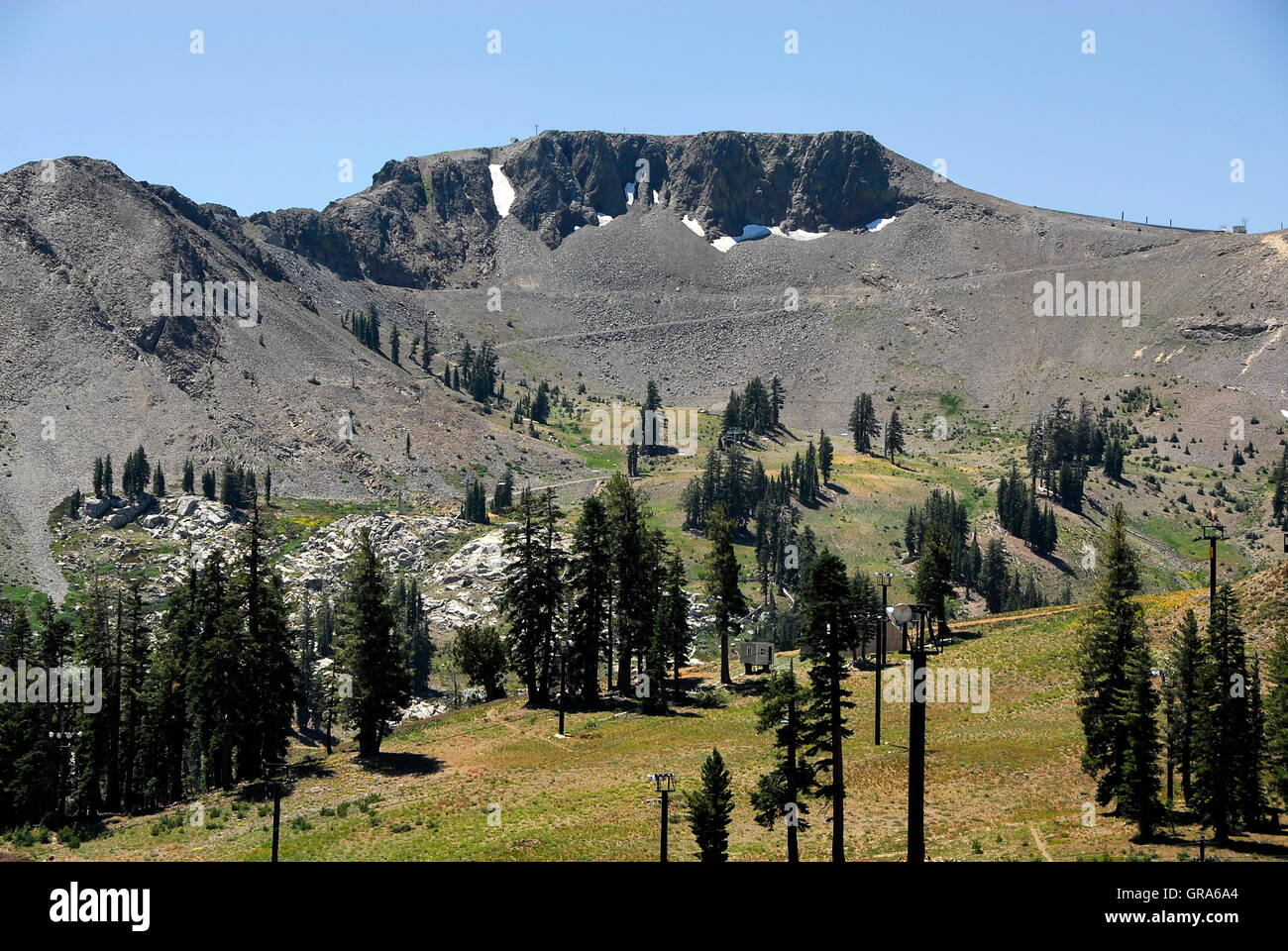 Escursioni presso Squaw Valley Ski Resort at Olympic Valley, California in estate. Vista del granito Palisades scogliere. Foto Stock
