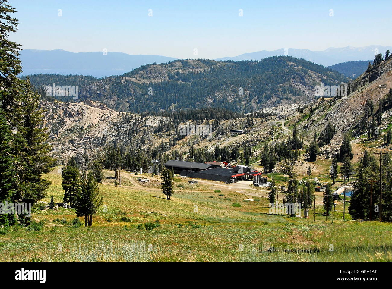 Escursioni presso Squaw Valley Ski Resort at Olympic Valley, California in estate. Vista di High Camp e KT-22 Foto Stock