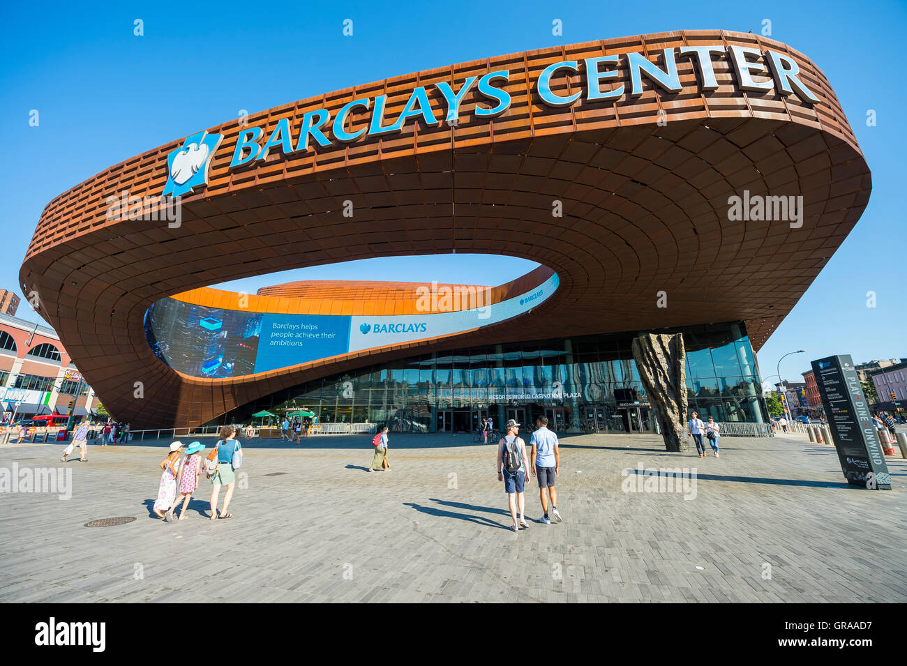 NEW YORK CITY - Agosto 30, 2016: pedoni passano sotto l'architettura distintiva della Barclays Center complesso sportivo. Foto Stock