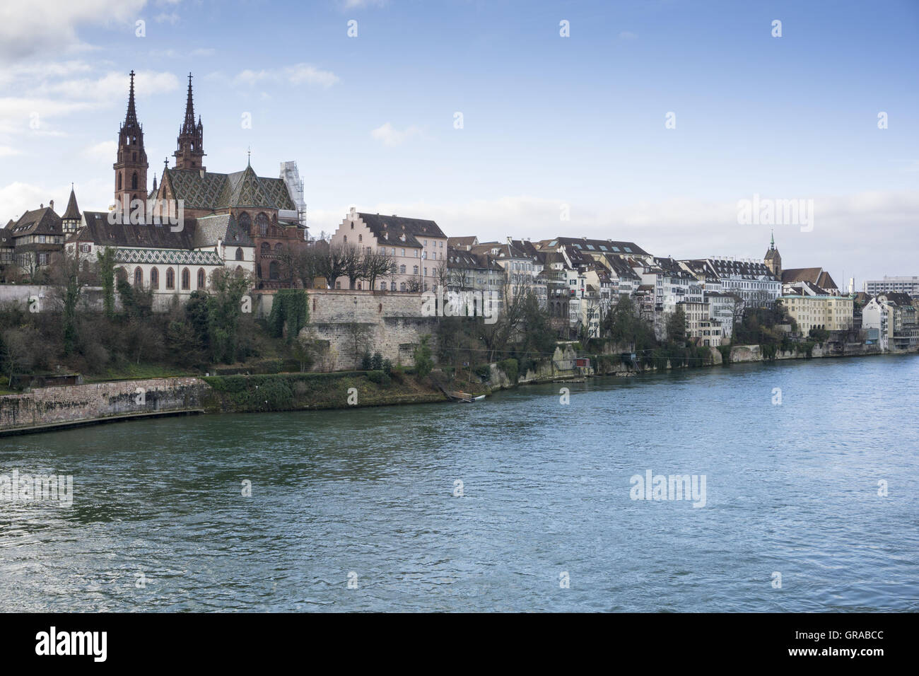 Cityscape visualizzare Banca del fiume Reno con Basilea Muenster, Basilea, il Cantone di Basilea Città, Svizzera, Europa Foto Stock