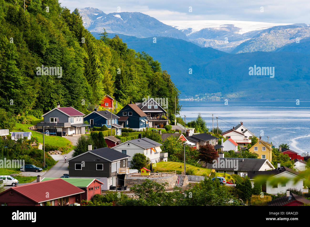 Norvegia, Øystese. Hardangerfjord con Folgefonna glacier. Foto Stock