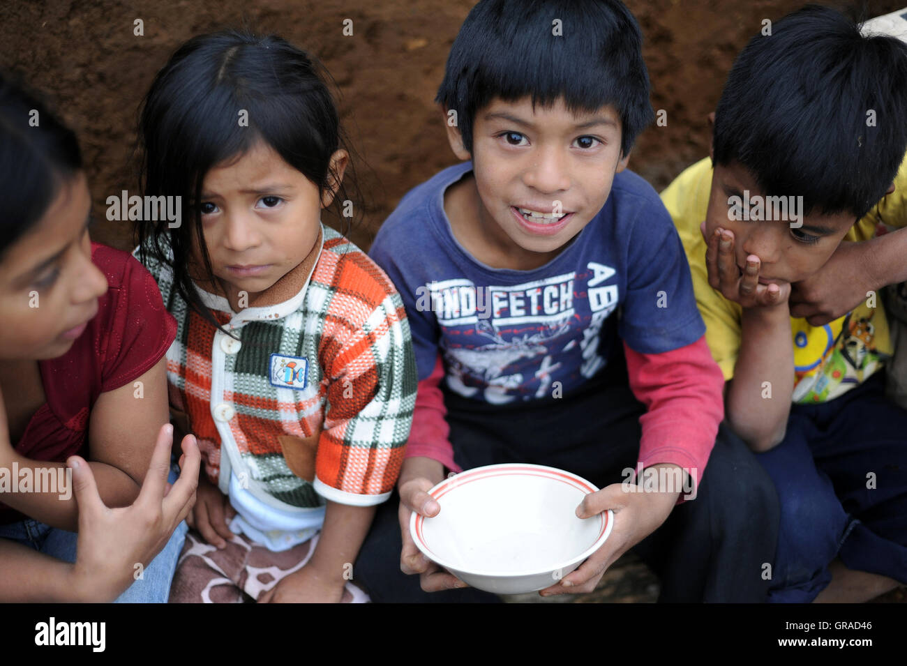 Maya bambini indigeni in Aqua Escondida, Solola, Guatemala. Foto Stock