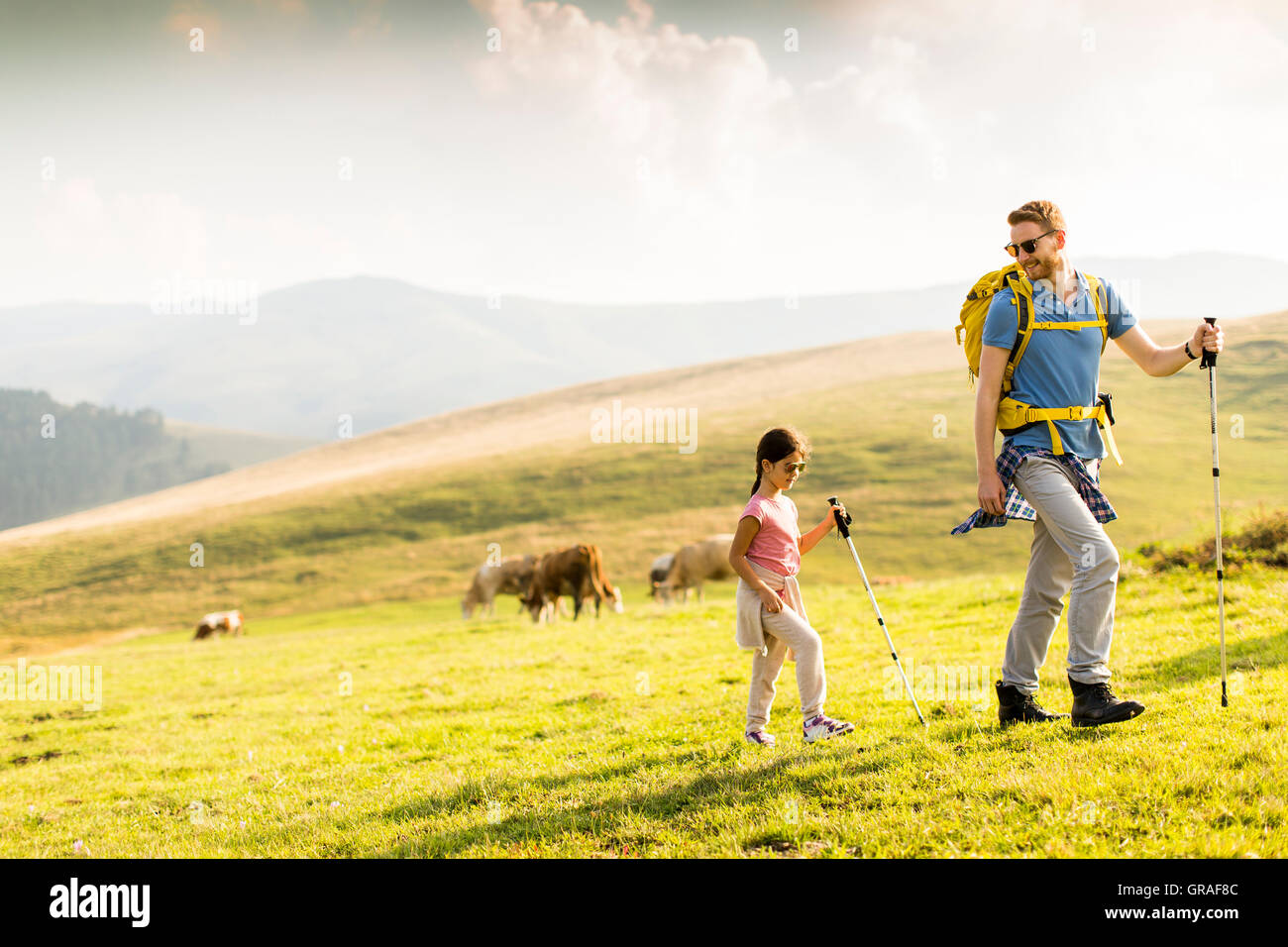 Giovane padre e figlia godere di escursioni a piedi in una giornata di sole Foto Stock