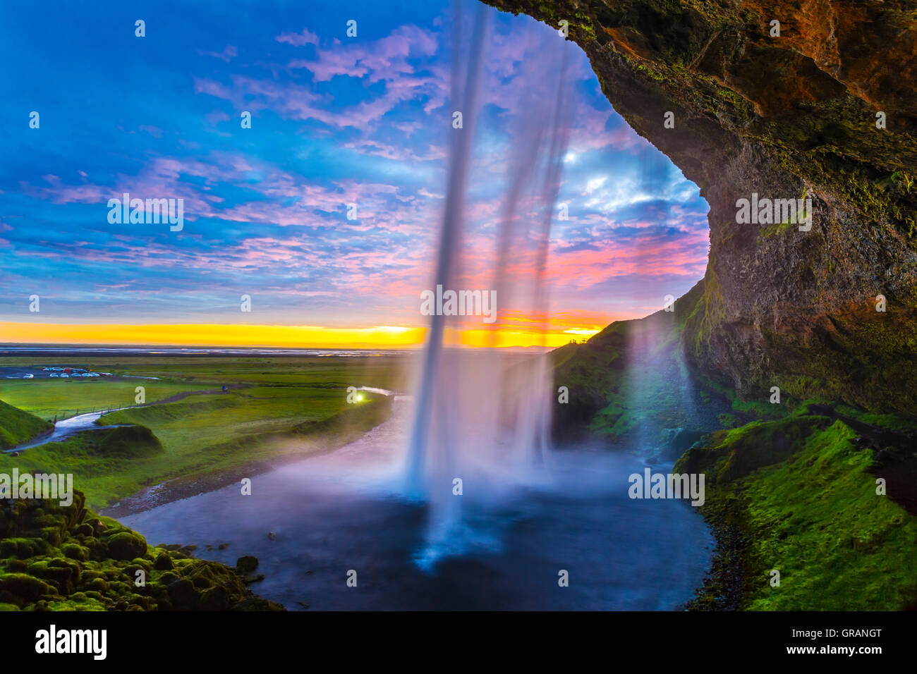 Seljalandsfoss cascata, il sole di mezzanotte, Islanda, nel sud-ovest dell'Islanda, Golden Circle Tour Foto Stock