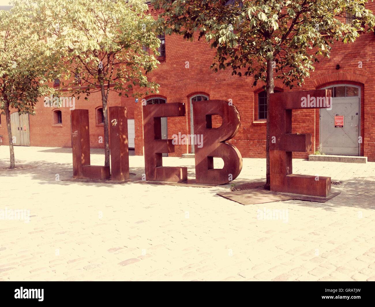 Liebe sculture contro edificio sulla giornata di sole Foto Stock