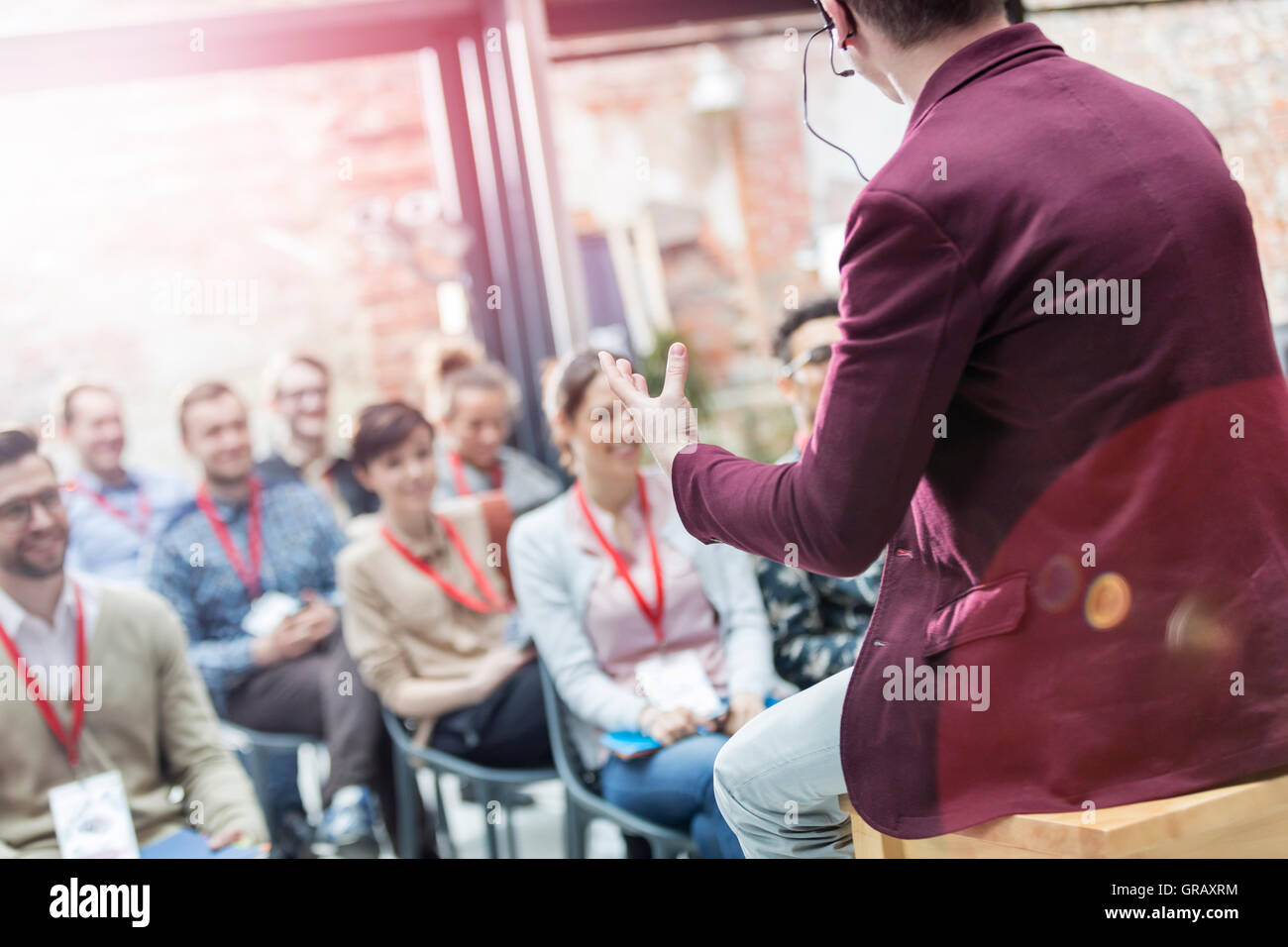 L'uomo presentando al pubblico alla conferenza della tecnologia Foto Stock