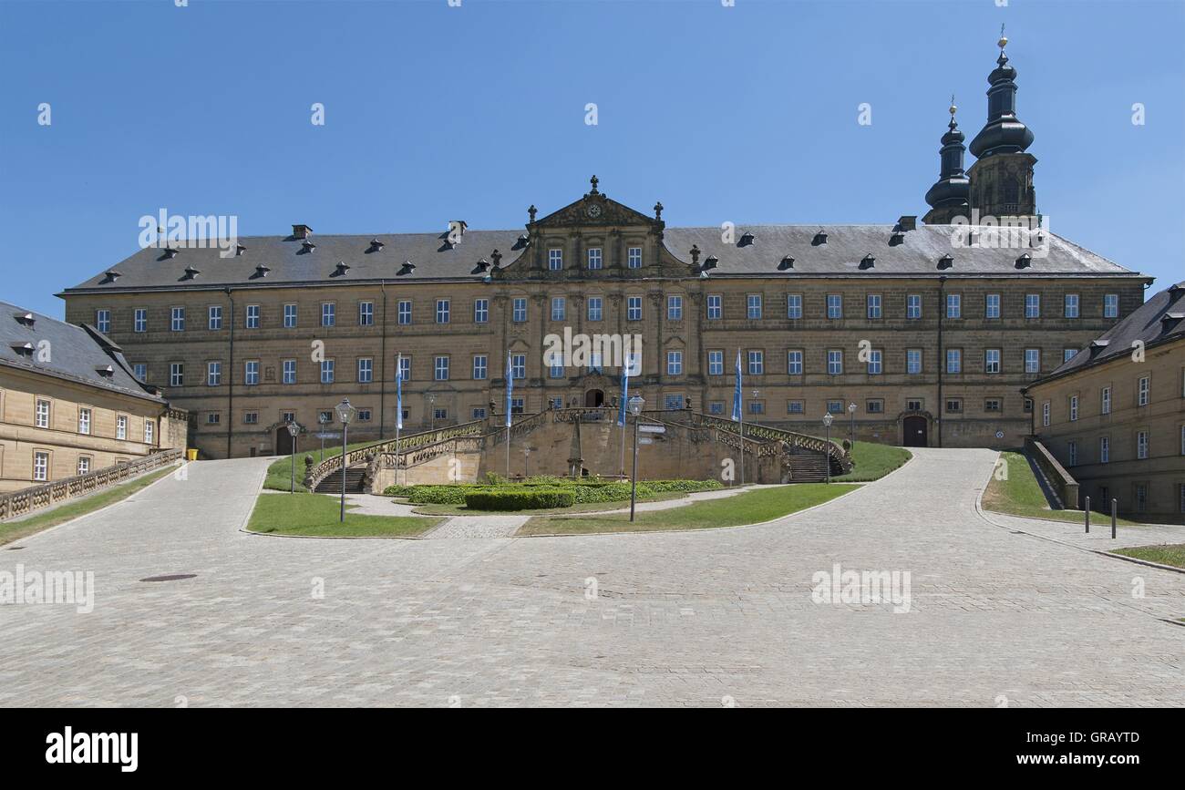 Monastero di Banz cortile con l'edificio principale e le ali e le torri della chiesa del monastero Foto Stock