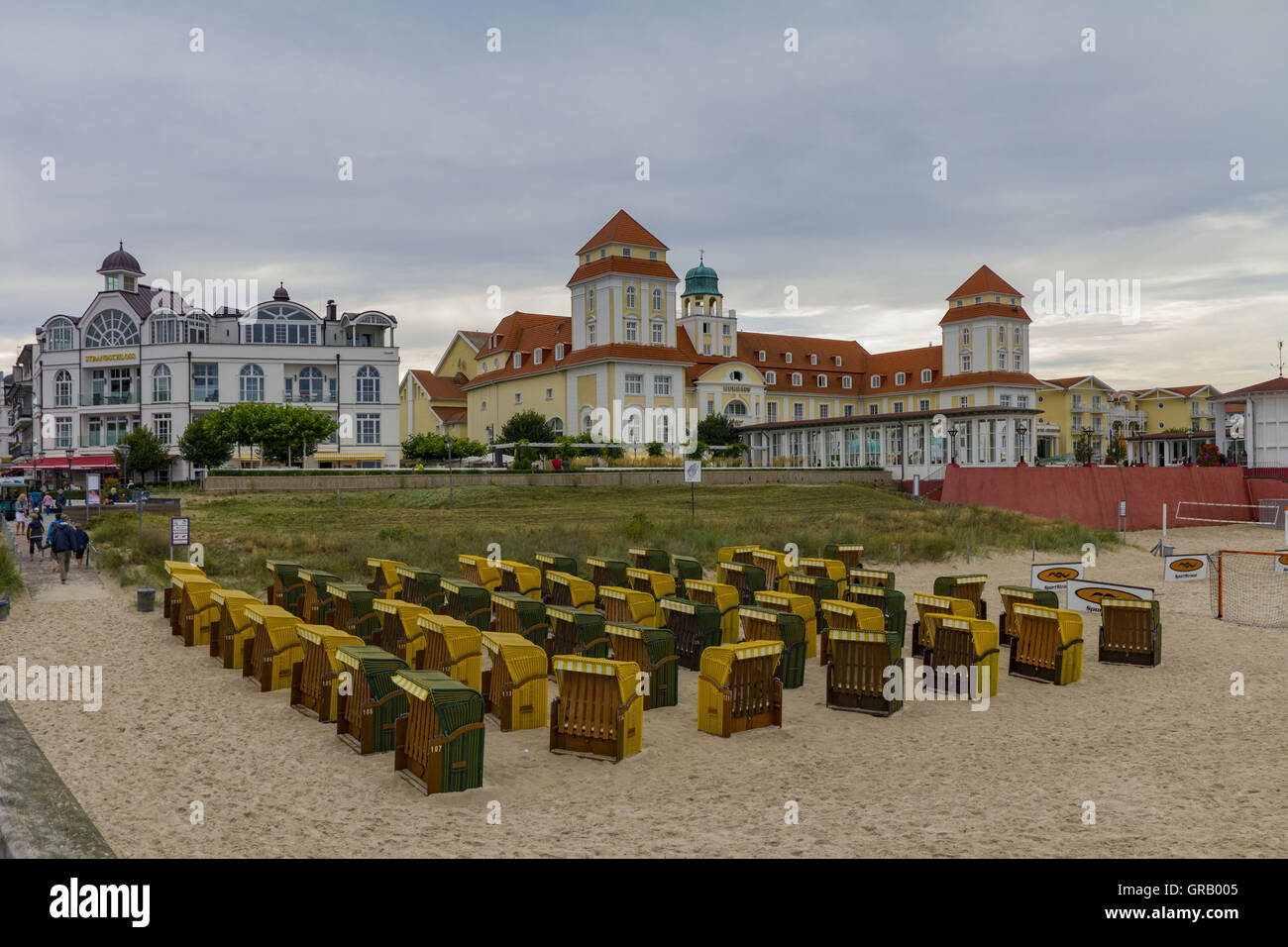 Hotel Castello di spiaggia a sinistra e Kurhaus Binz con sedie da spiaggia in primo piano Foto Stock