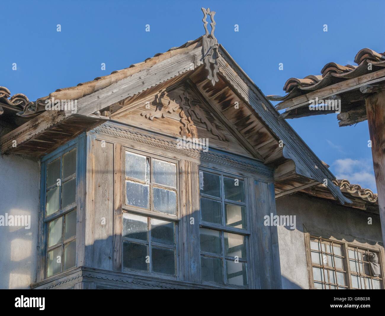 In legno tipico di Oriel come balcone veranda in vicolo torre con timpano ricco di decorazioni in costruzione storica in Tasagil Foto Stock