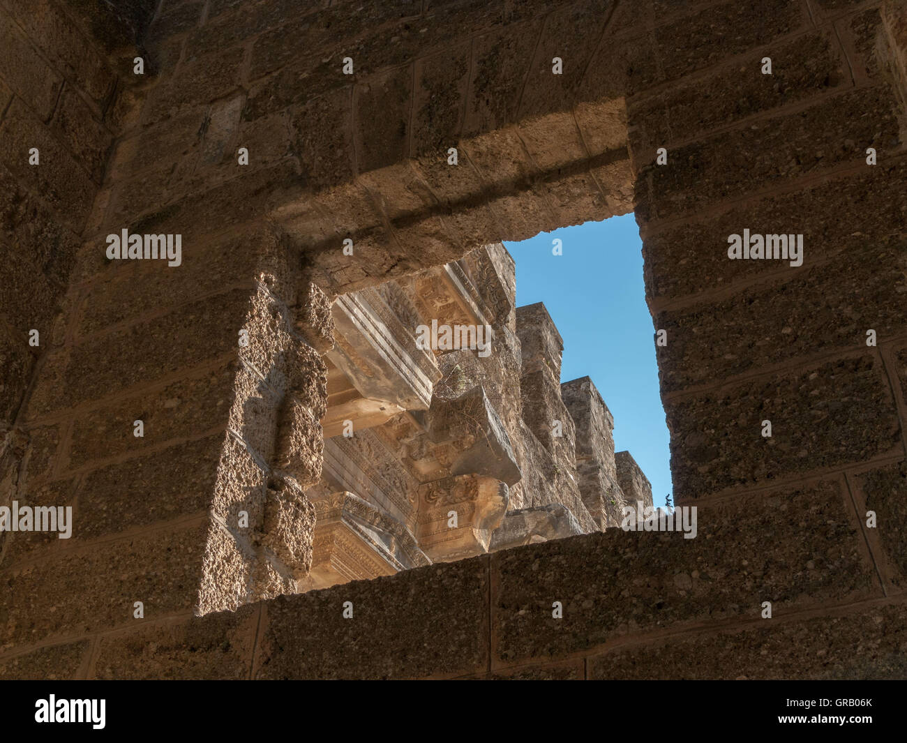 Teatro romano di Aspendos vista attraverso una finestra di una torre di scale su un dettaglio della facciata interna dell'edificio stadio Foto Stock