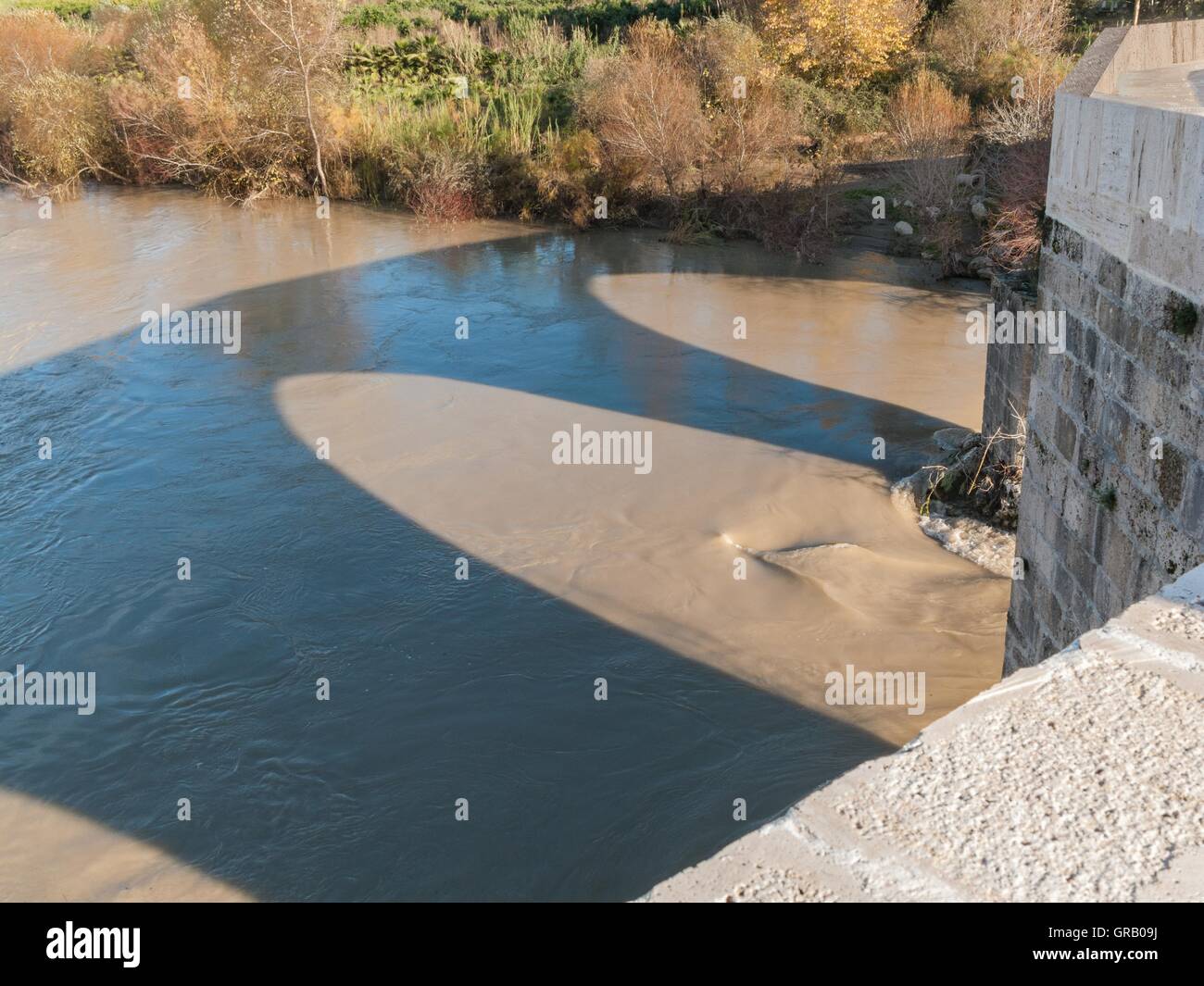 Vista dal ponte sul Monte Eurymedon con profilarsi l'arcata del ponte Foto Stock