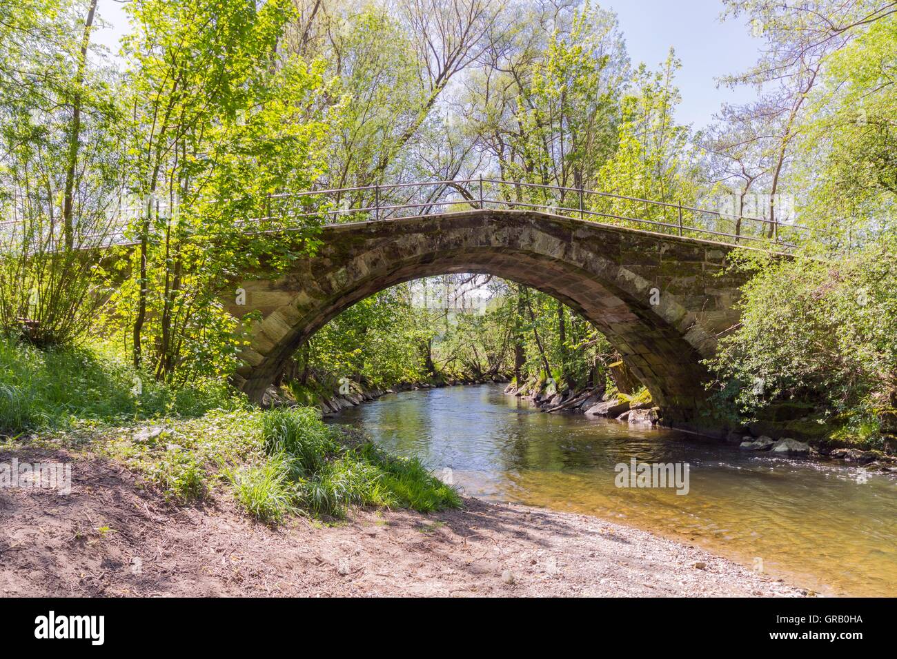 Restaurato, storico ponte di arco oltre il White Main all'inizio dell'Baille-Maille Lime Avenue Foto Stock
