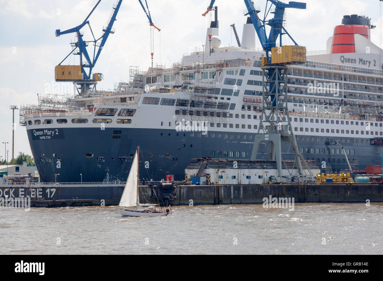 Queen Mary 2 in bacino di carenaggio in Amburgo Foto Stock