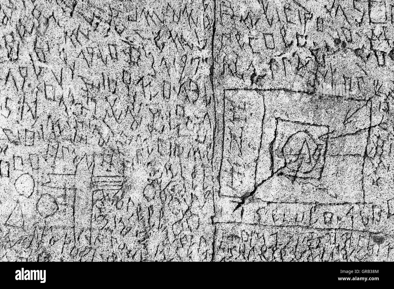 Volterra, Italia - Settembre 2016: una misteriosa serie di rune, simboli e lettere sono graffiato nel 180 di metri lungo courty Foto Stock
