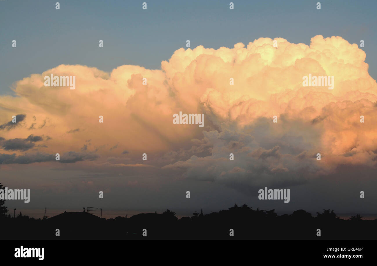 Vista rilassante di soffici nuvole, previsioni meteo/sognando il concetto Foto Stock