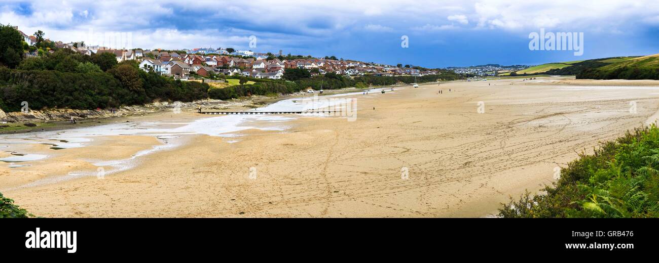 Una vista del fiume Gannel estuario e Crantock Beach vicino a Newquay in Cornovaglia, England, Regno Unito Foto Stock