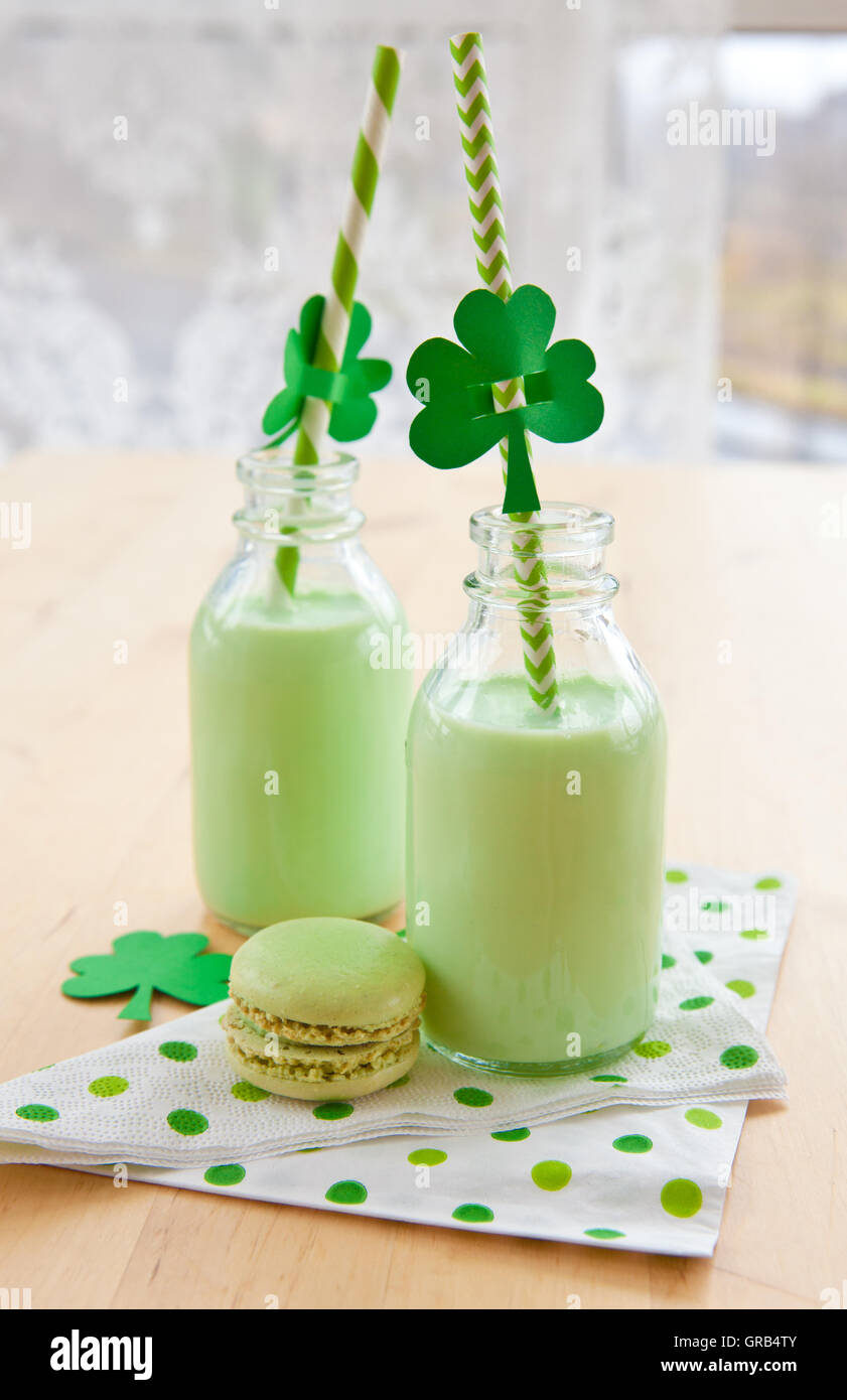 Latte di colore verde per il giorno di San Patrizio Foto Stock