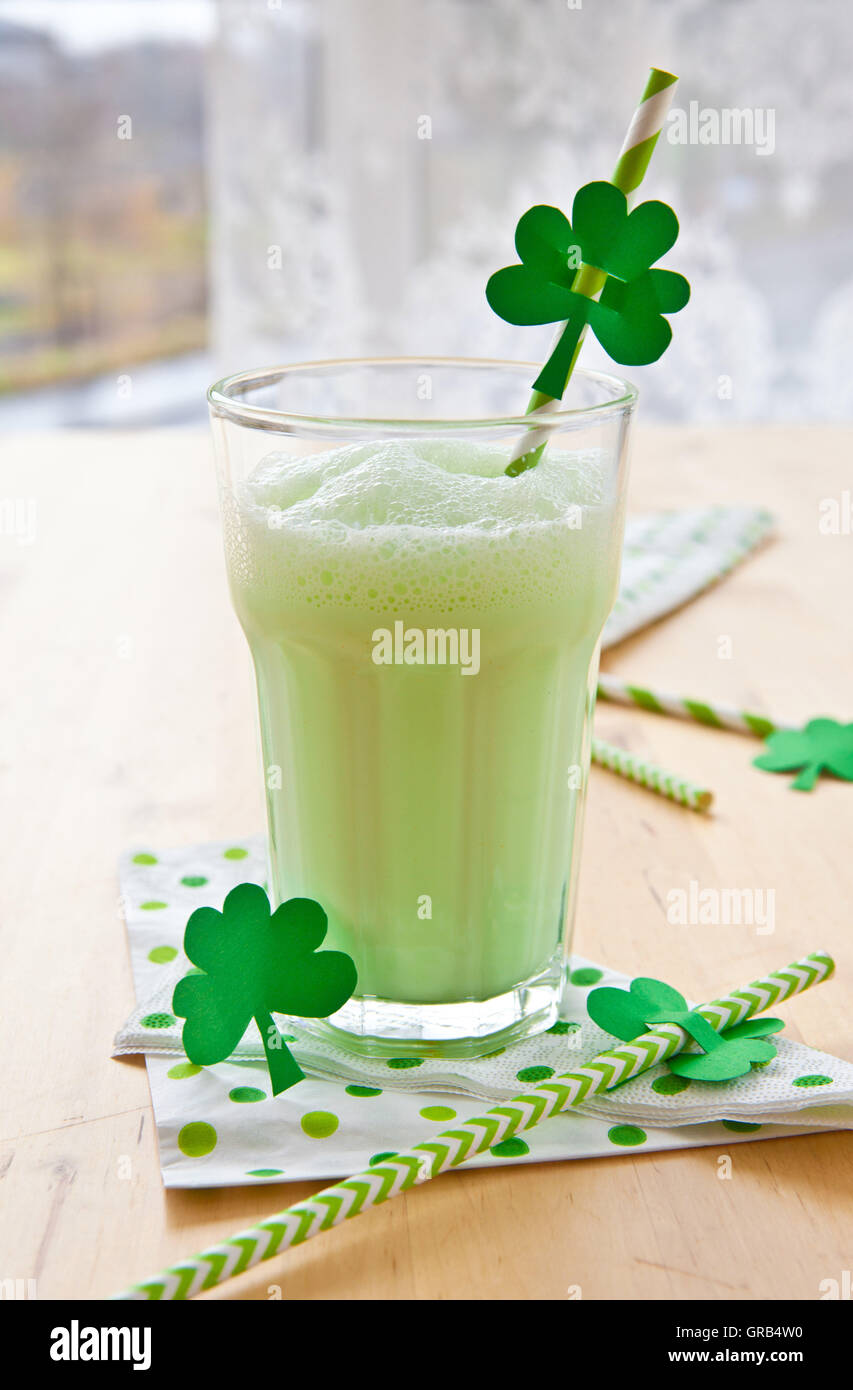 Latte di colore verde per il giorno di San Patrizio Foto Stock