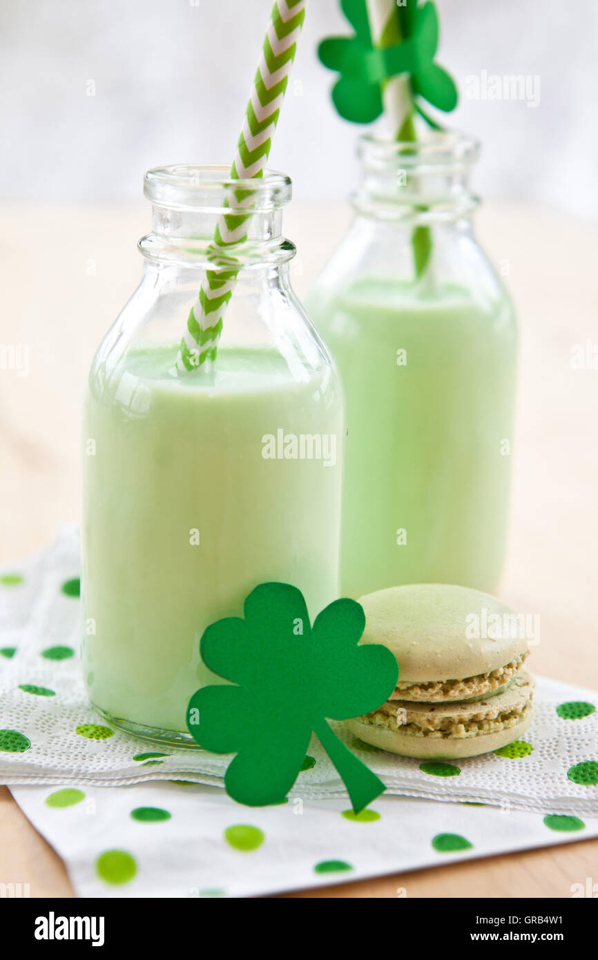 Latte di colore verde per il giorno di San Patrizio Foto Stock