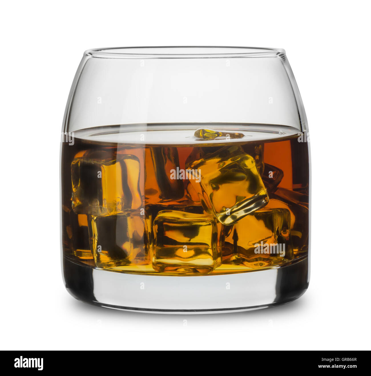 Bicchiere di scotch whisky con cubetti di ghiaccio isolato su bianco Foto Stock