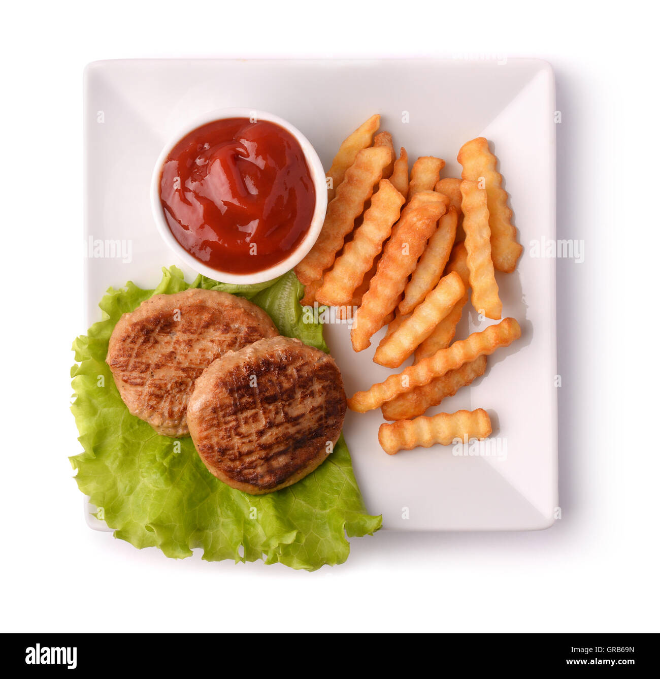 Vista superiore della piastra con hamburger, patatine fritte e ketchup isolato su bianco Foto Stock