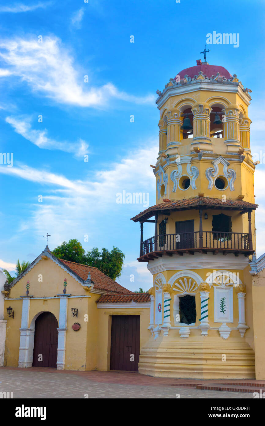Bella torre di Santa Barbara chiesa in Mompox, Colombia Foto Stock