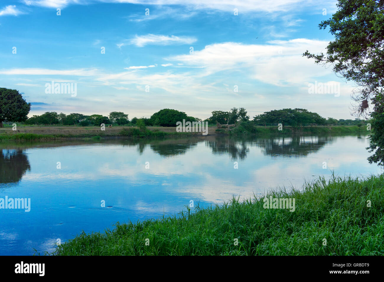 Vista del fiume Magdalena con una bella riflessione in Mompox, Colombia Foto Stock