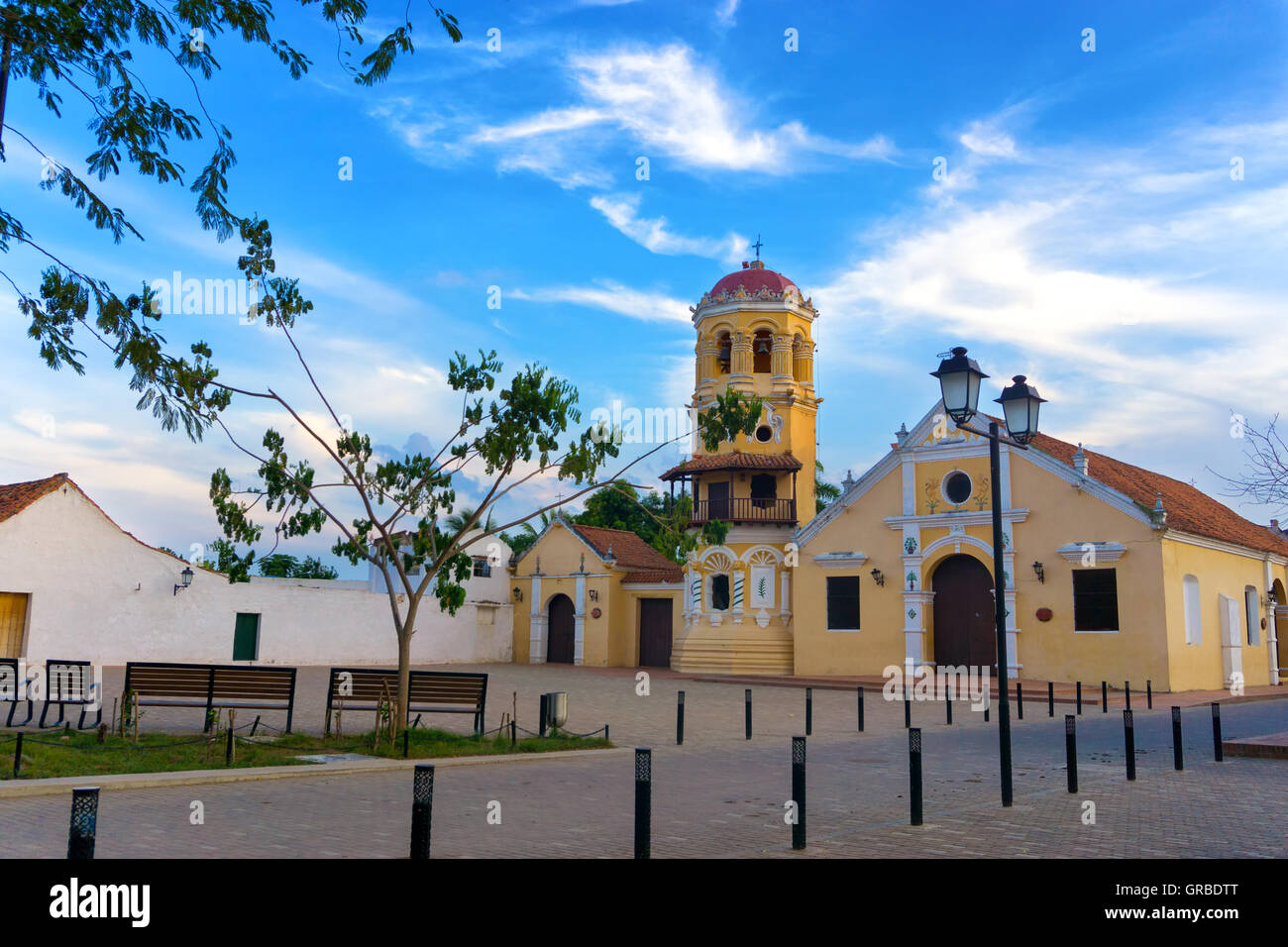 Vista del giallo Santa Barbara chiesa in Mompox, Colombia Foto Stock